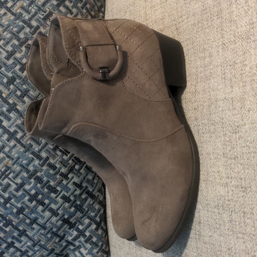 Unisa taupe faux suede quilted details ankle boots one inch heel size 6.5 ECU